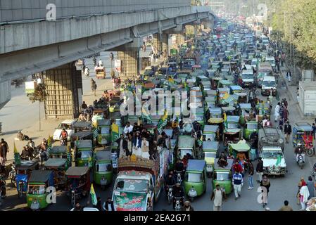 Pakistanische Anhänger der religiösen Gruppe Jamaat-e-Islami, Sunniten Tehrek, Milli Rickshaw Union, Tehreek-e-Labbaik Pakistan nehmen an einer Anti-Indien-Demonstration zum Kaschmir Solidarity Day in Lahore, Pakistan, am 05. Februar 2021 Teil. Pakistans politische und militärische Führung am Freitag markierte den jährlichen Tag der Solidarität mit Kaschmir und schwulte, die politische Unterstützung für diejenigen, die im von Indien kontrollierten Teil Kaschmirs leben, fortzusetzen und für eine Lösung des Status der umstrittenen Region in Übereinstimmung mit UN-Resolutionen. (Foto von Rana Sajid Hussain/Pacific Press/Sipa USA) Stockfoto