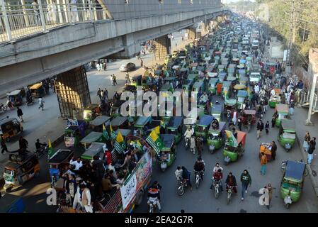 Pakistanische Anhänger der religiösen Gruppe Jamaat-e-Islami, Sunniten Tehrek, Milli Rickshaw Union, Tehreek-e-Labbaik Pakistan nehmen an einer Anti-Indien-Demonstration zum Kaschmir Solidarity Day in Lahore, Pakistan, am 05. Februar 2021 Teil. Pakistans politische und militärische Führung am Freitag markierte den jährlichen Tag der Solidarität mit Kaschmir und schwulte, die politische Unterstützung für diejenigen, die im von Indien kontrollierten Teil Kaschmirs leben, fortzusetzen und für eine Lösung des Status der umstrittenen Region in Übereinstimmung mit UN-Resolutionen. (Foto von Rana Sajid Hussain/Pacific Press/Sipa USA) Stockfoto