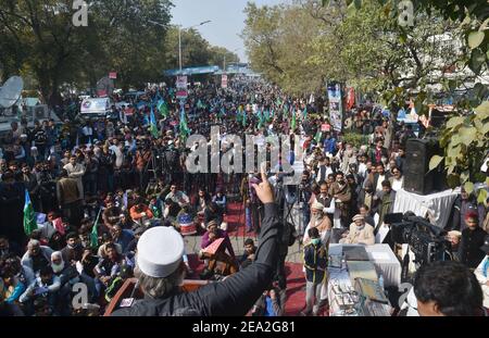 Pakistanische Anhänger der religiösen Gruppe Jamaat-e-Islami, Sunniten Tehrek, Milli Rickshaw Union, Tehreek-e-Labbaik Pakistan nehmen an einer Anti-Indien-Demonstration zum Kaschmir Solidarity Day in Lahore, Pakistan, am 05. Februar 2021 Teil. Pakistans politische und militärische Führung am Freitag markierte den jährlichen Tag der Solidarität mit Kaschmir und schwulte, die politische Unterstützung für diejenigen, die im von Indien kontrollierten Teil Kaschmirs leben, fortzusetzen und für eine Lösung des Status der umstrittenen Region in Übereinstimmung mit UN-Resolutionen. (Foto von Rana Sajid Hussain/Pacific Press/Sipa USA) Stockfoto