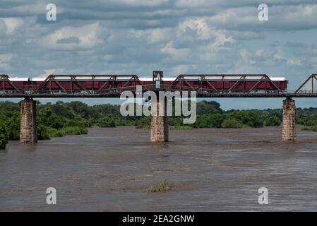 Der Kruger Shalati Zug über dem Sabie Fluss in der Krüger National Park Stockfoto