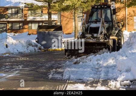 Kommunale Anlagen Entfernen von Schnee im freien Reinigung der Straßen im Winter Stockfoto