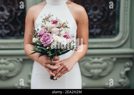 Braut im Hochzeitskleid mit Hochzeit Blumenstrauß Stockfoto