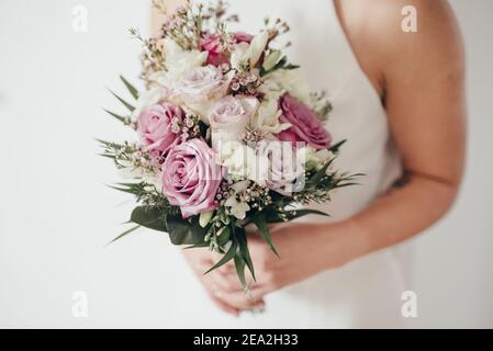 Braut im Hochzeitskleid mit Hochzeit Blumenstrauß Stockfoto
