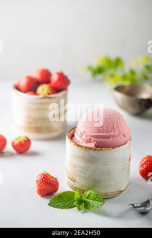 Erdbeereis in einer Schüssel mit frischen Erdbeeren auf weißem Hintergrund Stockfoto