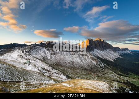 Wolken, Klippen und Gipfel der Geisler glühen bei Sonnenaufgang in den Dolomiten, im Villnößtal, in Südtirol, Italien, golden im Sonnenlicht Stockfoto