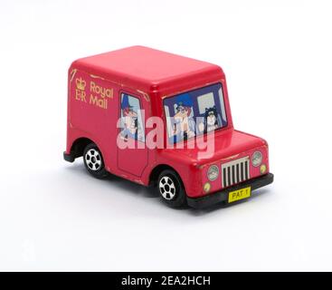 Foto von einem gespielten und getragenen Spielzeug Postmann Pat und seinem schwarzen und weißen Katze roten Royal Mail Post Office van Vorderansicht Stockfoto