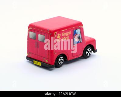 Foto von einem gespielten und getragenen Spielzeug Postmann Pat und seinem schwarzen und weißen Katze roten Royal Mail Post Office van Rückansicht Stockfoto