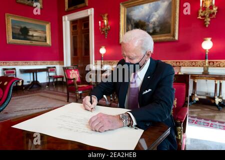 US-Präsident Joe Biden unterzeichnet die kommission für Avril Haines, der Direktor des nationalen Geheimdienstes im Roten Raum des Weißen Hauses am 21. Januar 2021 in Washington, D.C., zu sein Stockfoto