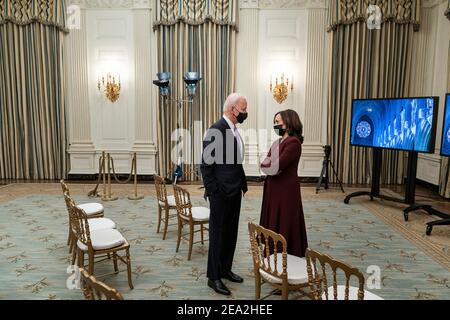 US-Präsident Joe Biden spricht mit Vizepräsident Kamala Harris nach einem virtuellen Präsidentenantrittsgebetsgottesdienst im Staatlichen Speisesaal des Weißen Hauses am 21. Januar 2021 in Washington, D.C. Stockfoto