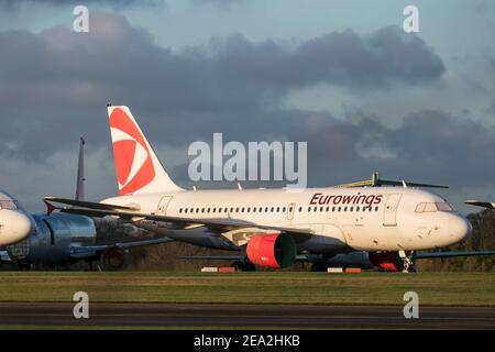 2-ACSE Airbus A319 von Eurowings am Cotswold Airport Kemble mit Air Salvage International Dezember 2020 Stockfoto