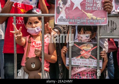 Bangkok, Thailand. Februar 2021, 07th. Ein Mädchen grüßt während der Demonstration mit drei Fingern.Myanmar Demonstranten versammeln sich vor dem Gebäude der Vereinten Nationen (UN) in Bangkok gegen die militärische Machtergreifung durch eine demokratisch gewählte Zivilregierung in Myanmar und verhafteten ihre Führerin Aung San Suu Kyi. Kredit: SOPA Images Limited/Alamy Live Nachrichten Stockfoto