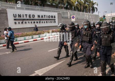 Bangkok, Thailand. Februar 2021, 07th. Während der Demonstration läuft die Bereitschaftspolizei am Gebäude der Vereinten Nationen vorbei.Myanmar Demonstranten versammeln sich vor dem Gebäude der Vereinten Nationen (UN) in Bangkok gegen die Machtübernahme durch eine demokratisch gewählte Zivilregierung durch das Militär in Myanmar und verhafteten dessen Anführer Aung San Suu Kyi. Kredit: SOPA Images Limited/Alamy Live Nachrichten Stockfoto