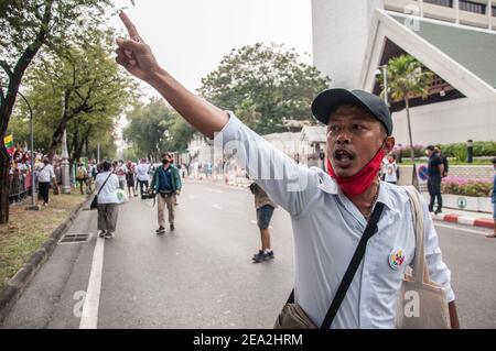 Bangkok, Thailand. Februar 2021, 07th. Während der Demonstration rief ein Protestierender Parolen.Myanmar Demonstranten versammelten sich vor dem Gebäude der Vereinten Nationen (UN) in Bangkok gegen die Machtbesetzung des myanmarischen Militärs durch eine demokratisch gewählte zivile Regierung und verhafteten deren Anführer Aung San Suu Kyi. Kredit: SOPA Images Limited/Alamy Live Nachrichten Stockfoto