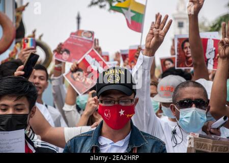 Bangkok, Thailand. Februar 2021, 07th. Während der Demonstration grüßen die Demonstranten mit drei Fingern.Myanmar Demonstranten versammeln sich vor dem Gebäude der Vereinten Nationen (UN) in Bangkok gegen die Machtbesetzung des myanmarischen Militärs durch eine demokratisch gewählte zivile Regierung und verhafteten deren Anführer Aung San Suu Kyi. Kredit: SOPA Images Limited/Alamy Live Nachrichten Stockfoto