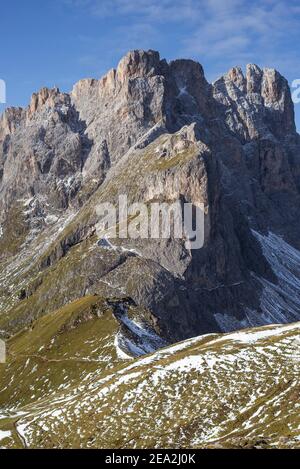 Herbstlandschaft in den Puez-Geisler Bergen in den Dolomiten auf der Mestalgesalm im Sonnenschein am Morgen, Südtirol, Italien Stockfoto