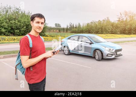 Junge Menschen auf einem Smartphone bucht ein Auto oder Taxi in der Carsharing-App, um sich in der Stadt zu bewegen. Die neue Generation entscheidet sich, kein Auto zu besitzen, sondern ein V zu mieten Stockfoto