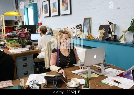 Zwei Kolleginnen, die in einem Kreativbüro in London, Großbritannien, zusammenarbeiten Stockfoto