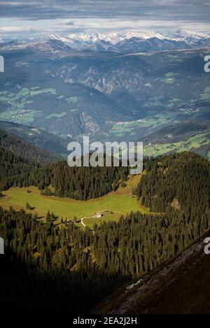 Herbstlandschaft in den Puez-Geisler Bergen in den Dolomiten mit der Geisleralm vor den Sarntaler Alpen und Ortler Gruppe, Südtirol, Italien Stockfoto