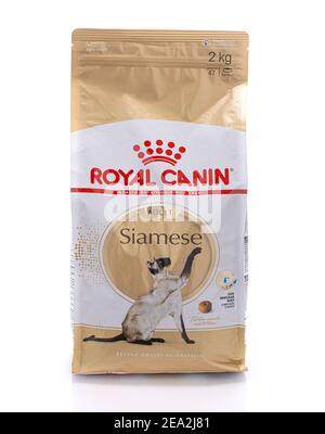 SWINDON, Großbritannien - 2. FEBRUAR 2021: Paket mit Royal Canin Siam Adult Feline Nutrition Katzenfutter auf weißem Hintergrund Stockfoto