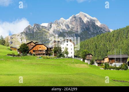 Der Weiler Misci vor den Felswänden des Peitlerkofels in den Dolomiten bei Sonnenschein im Herbst, Campill, Südtirol, Italien Stockfoto