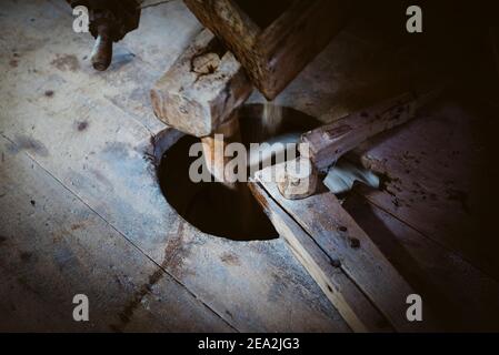 Holzschleifgetriebe in der historischen Mühle im Mühlental des Dorfes Campill, Dolomiten Südtirol, Italien Stockfoto