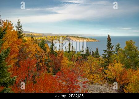 Blick auf Shovel Point im Tettegouche State Park von Palisade Head In Beaver Bay Stockfoto