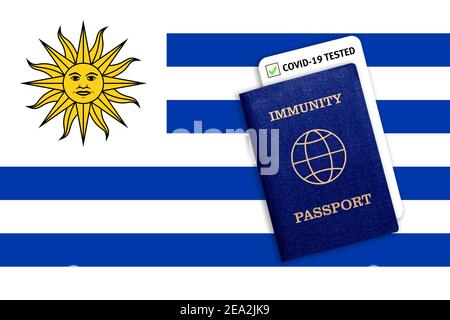 Konzept der Immunität Pass, Zertifikat für Reisen für Menschen, die Coronavirus hatte oder machte Impfstoff und Testergebnis für COVID-19 auf der Flagge von Uruguay Stockfoto