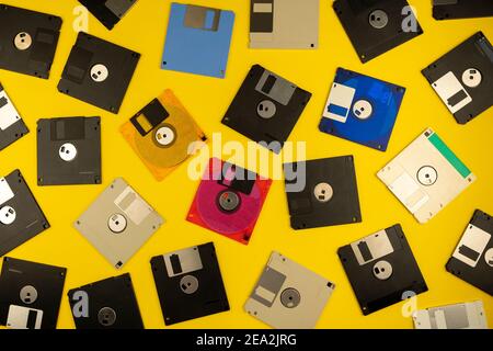 Diskette 3,5 Zoll. Die Disketten 3 2 sind eine Technologie-Ikonen des Jahrzehnts von 80s. Retro-, Vintage- und bunte Computerdiskette. Gelber Hintergrund. Stockfoto
