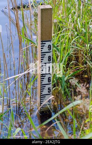Wasserstand Tiefe Gauge Board zeigt das Wasser ist 3 Meter tief in Batchworth Lake, Rickmansworth Aquadrome, Hertfordshire, England, Großbritannien. Stockfoto