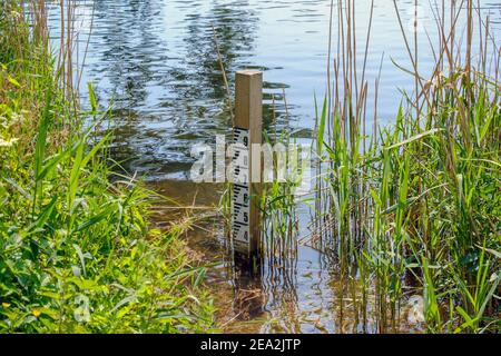 Wasserstand Tiefe Gauge Board zeigt das Wasser ist 3 Meter tief in Batchworth Lake, Rickmansworth Aquadrome, Hertfordshire, England, Großbritannien. Stockfoto