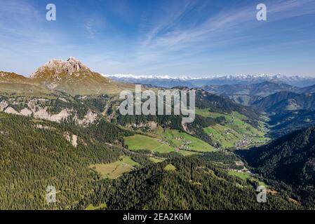 Das Campilltal mit dem Peitlerkofel in den Dolomiten vor dem Panorama des Alpenhauptkamms bei Herbstsonne, Südtirol, Italien Stockfoto