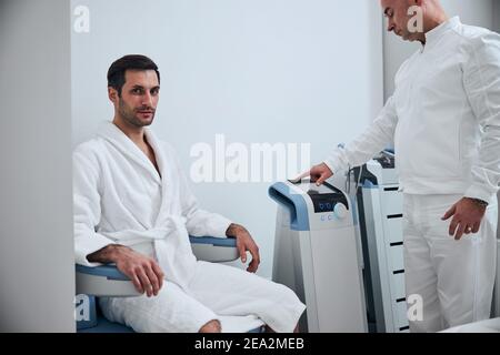 Lächelnder stilvoller Mann beim Check-up im medizinischen Zentrum Stockfoto