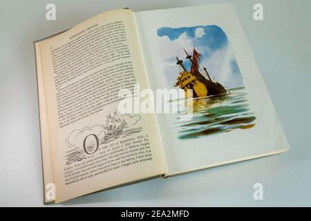 Eine Ausgabe des Klassikers 'Robinson Crusoe' aus dem Jahr 1946 enthält Illustrationen, USA Stockfoto