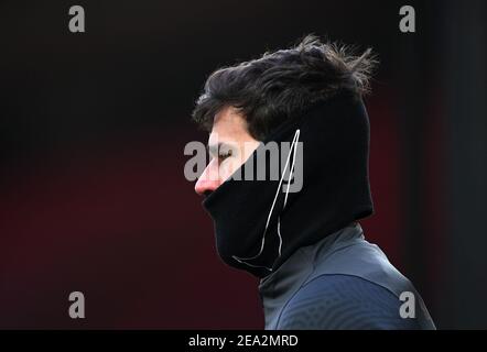 Liverpooler Torhüter Alisson macht sich vor dem Premier-League-Spiel in Anfield, Liverpool, warm. Bilddatum: Sonntag, 7. Februar 2021. Stockfoto