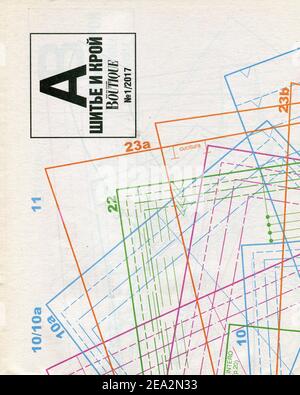 Das Innere der russischen Zeitschrift 'Sewing und Schneiden' № 1/2017. Stockfoto
