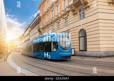 Eine Wasserstoff-Brennstoffzellen-Straßenbahn auf einer Stadtstraße Stockfoto