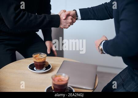 BusinessPartner, die sich in ungezwungener Atmosphäre in der Lobby abhandeln Stockfoto