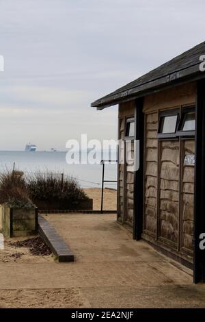 Öffentliche Toiletten neben dem Knoll Beach Cafe auf Studland, Dorset. England. Kreuzfahrtschiffe ankerten wegen Lockdown in der Ferne. Stockfoto