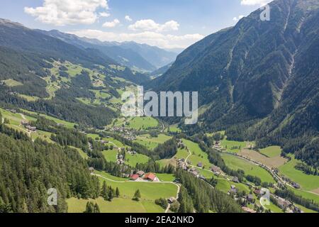 Luftdrohnenaufnahme des Dorfes Helligenblutt im Großglockner-Tal In Österreich Stockfoto