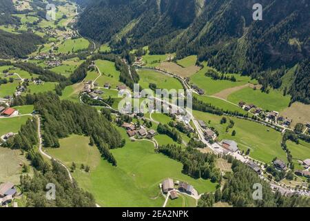 Luftdrohnenaufnahme des Dorfes Helligenblutt im Großglockner-Tal In Österreich Stockfoto