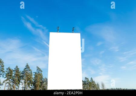 Nahaufnahme der weißen Mockup Bild leeren Werbeplakat isoliert auf Winter Landschaft Hintergrund. Schönes Hintergrundkonzept. Stockfoto