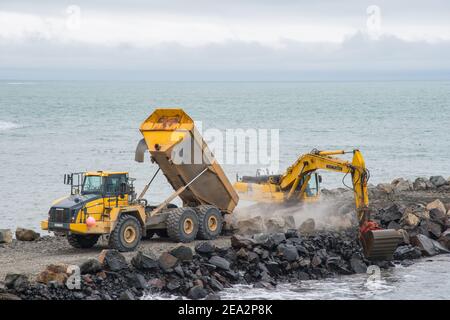 Hofn i Hornafirdi Island - Juli 15. 2020: Unternehmer Maschinen arbeiten an einer neuen Seeschutzbarriere Stockfoto