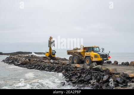 Hofn i Hornafirdi Island - Juli 15. 2020: Unternehmer Maschinen arbeiten an einer neuen Seeschutzbarriere Stockfoto