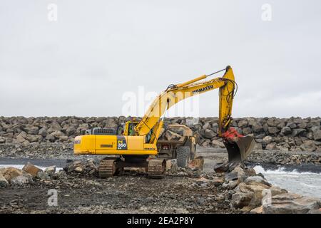 Hofn i Hornafirdi Island - Juli 15. 2020: Unternehmer Maschinen arbeiten an einer neuen Seeschutzbarriere Stockfoto