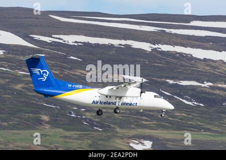 Akureyri Island - Juni 14. 2020: Air Iceland Bombardier De Havilland Canada Dash 8-200 Flugzeug bereitet sich auf die Landung vor Stockfoto