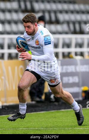 Newcastle, Großbritannien. Februar 2021, 07th. Alex Cuthbert von Exeter Chiefs mit dem Ball in Newcastle, UK am 2/7/2021. (Foto von Iam Burn/News Images/Sipa USA) Quelle: SIPA USA/Alamy Live News Stockfoto