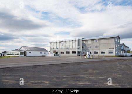 Myvatn Island - Juni 20. 2020: Hotel am Ufer des Sees Myvatn Stockfoto