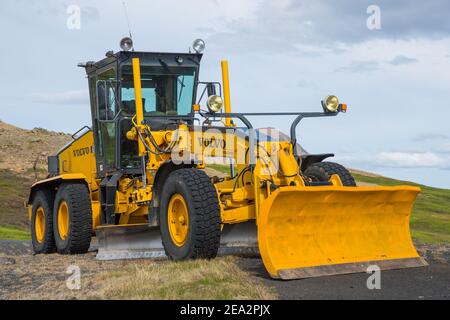 Myvatn Island - Juni 20. 2020: Volvo Grader in der isländischen Landschaft Stockfoto