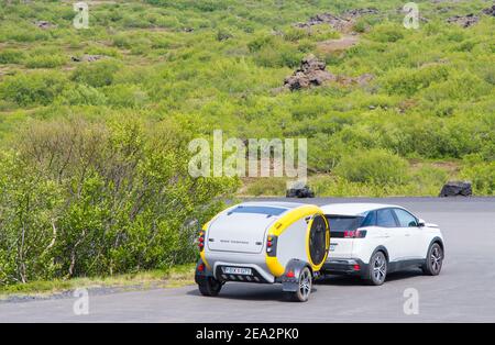 Myvatn Island - Juni 20. 2020: Auto mit einem Nerz Camper Stockfoto