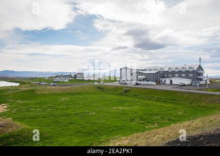 Myvatn Island - Juni 20. 2020: Hotel am Ufer des Sees Myvatn Stockfoto